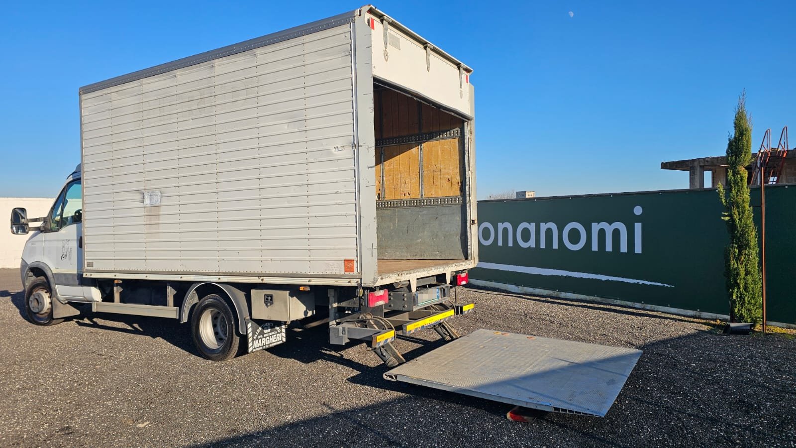 Furgone Iveco Daily 65C15 bianco con cassa in alluminio e sponda posteriore Anteo