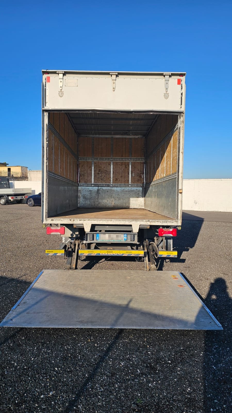 Furgone Iveco Daily 65C15 bianco con cassa in alluminio e sponda posteriore Anteo