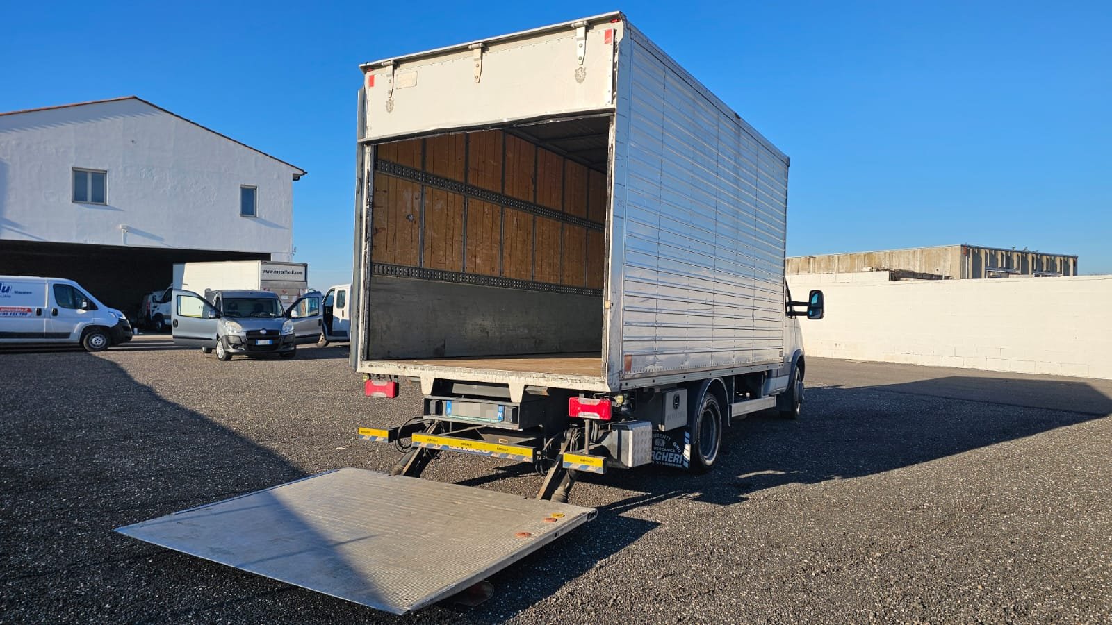 Furgone Iveco Daily 65C15 bianco con cassa in alluminio e sponda posteriore Anteo