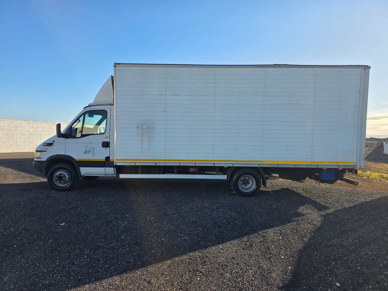 Furgone Iveco Daily 60C14 bianco con cassa gran volume 6 metri e sponda idraulica