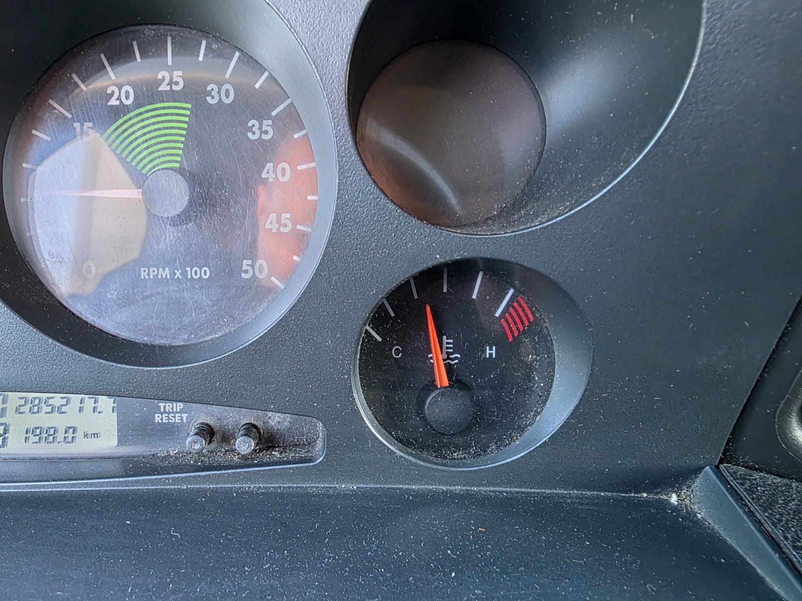 Furgone Iveco Daily 60C14 bianco con cassa gran volume 6 metri e sponda idraulica