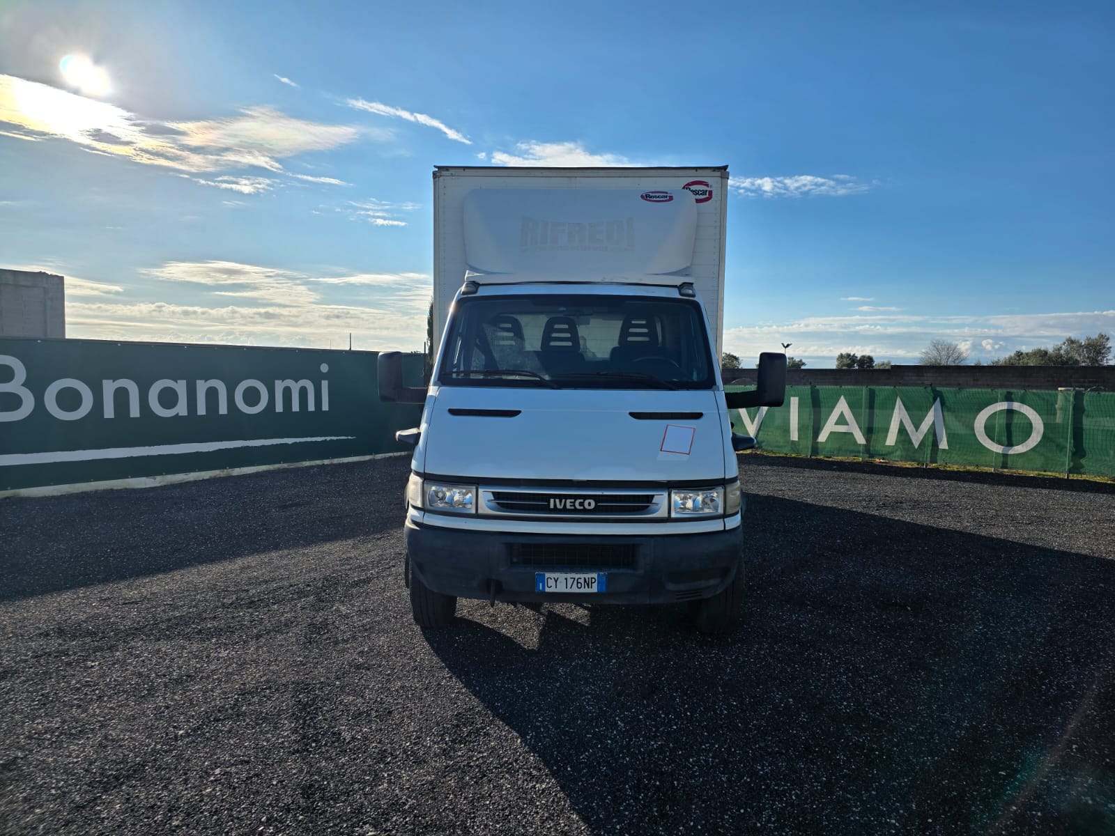 Furgone Iveco Daily 60C14 bianco con cassa gran volume 6 metri e sponda idraulica