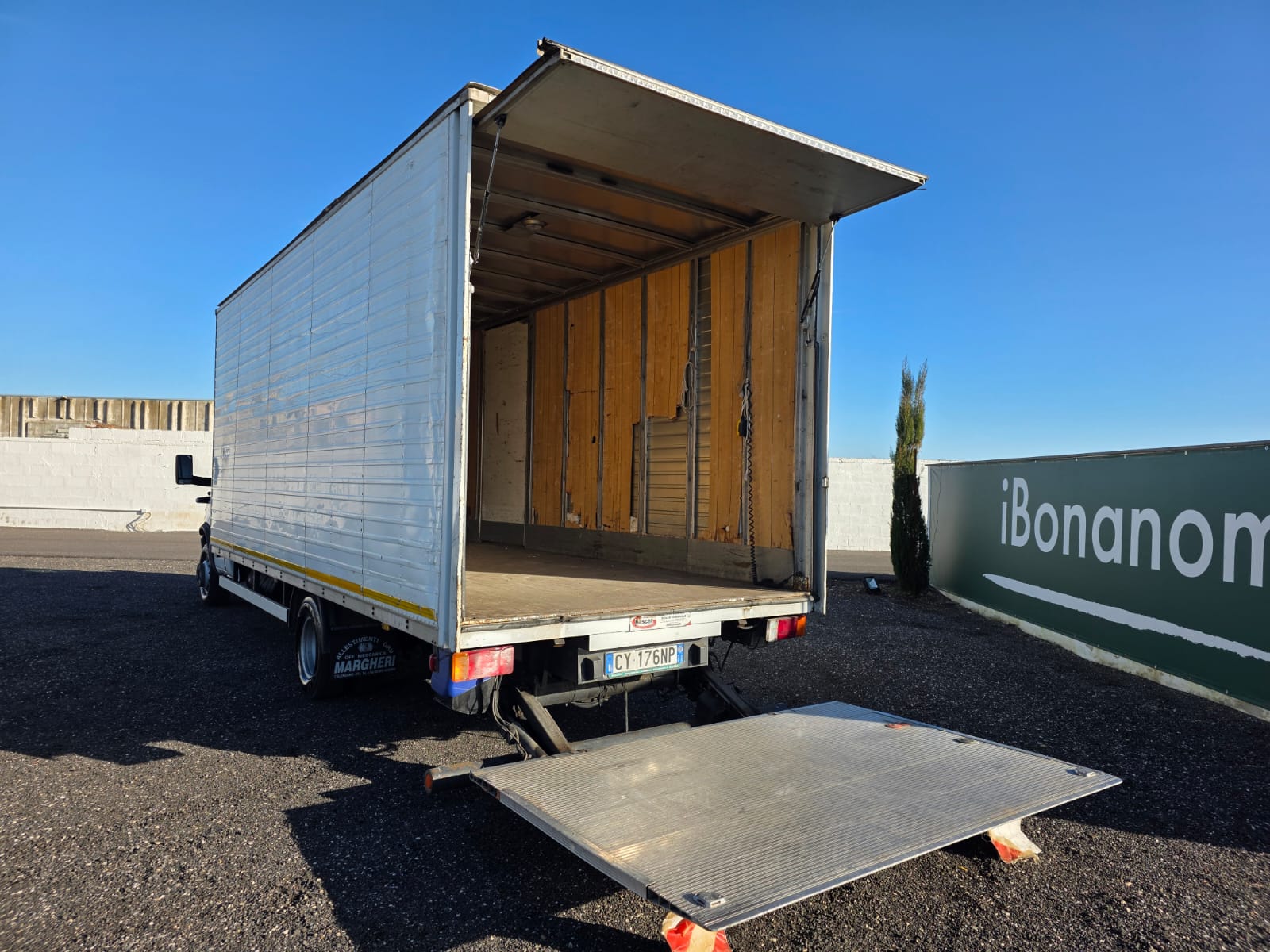 Furgone Iveco Daily 60C14 bianco con cassa gran volume 6 metri e sponda idraulica