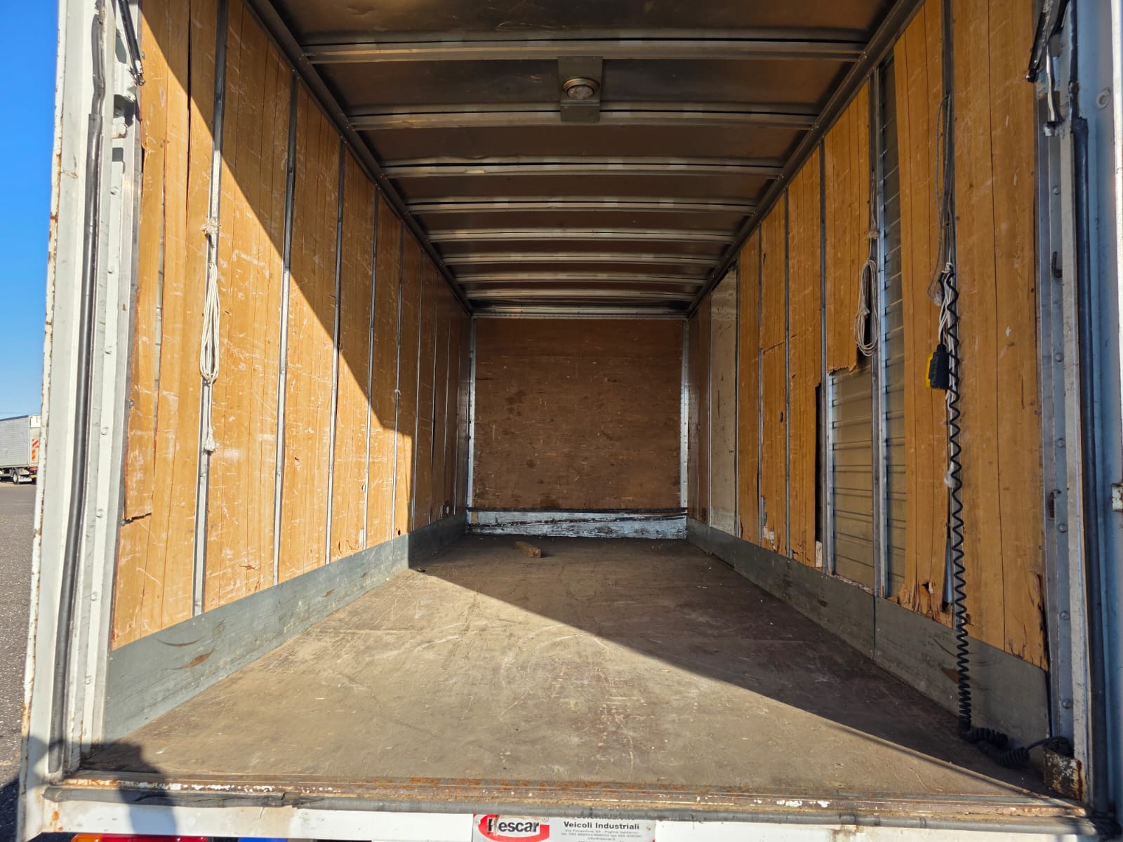 Furgone Iveco Daily 60C14 bianco con cassa gran volume 6 metri e sponda idraulica