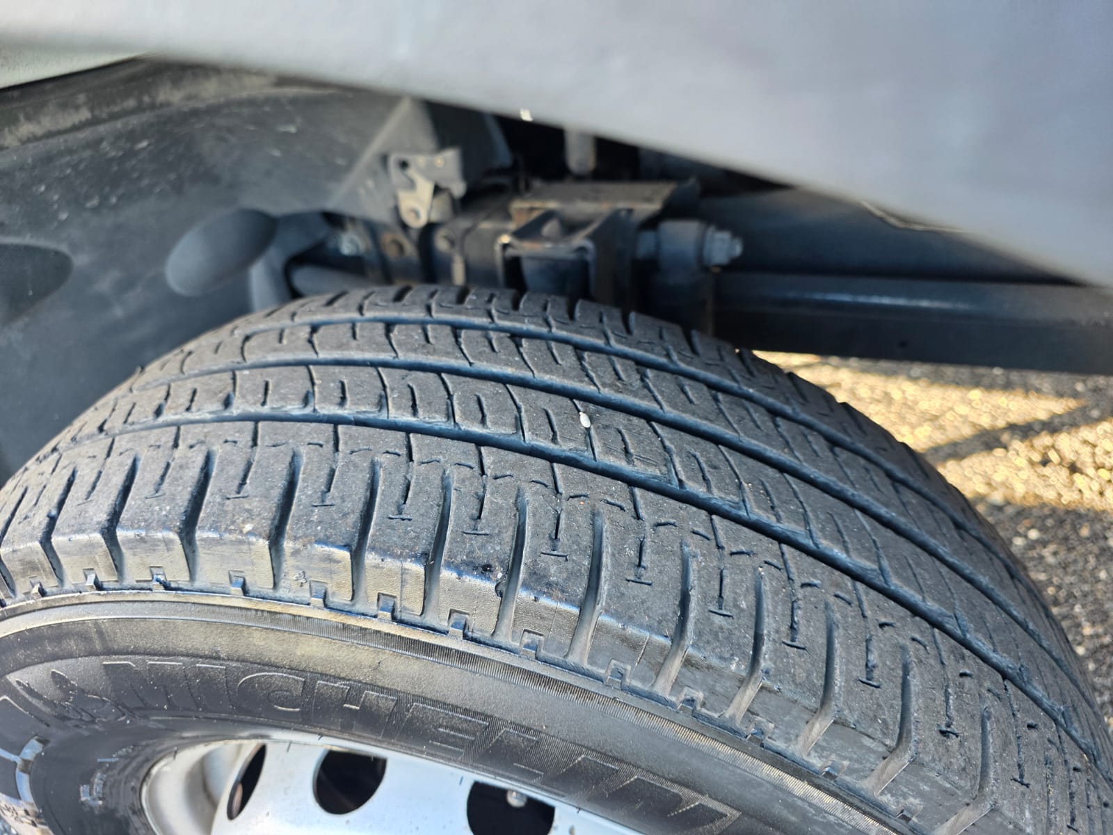 Furgone Iveco Daily 60C14 bianco con cassa gran volume 6 metri e sponda idraulica