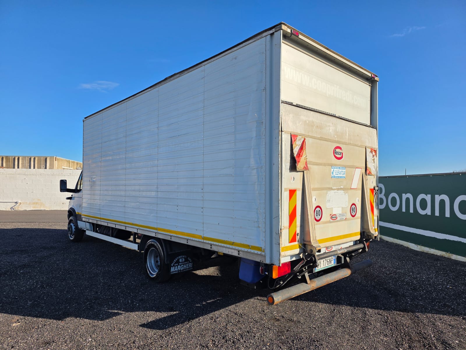 Furgone Iveco Daily 60C14 bianco con cassa gran volume 6 metri e sponda idraulica