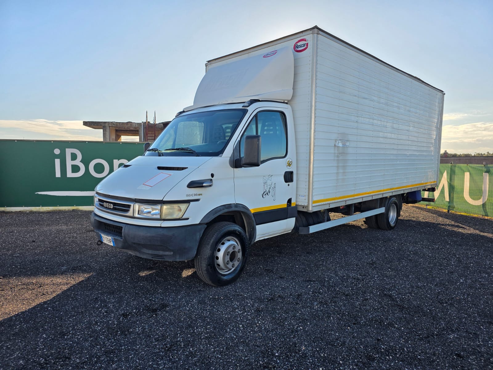 Furgone Iveco Daily 60C14 bianco con cassa gran volume 6 metri e sponda idraulica