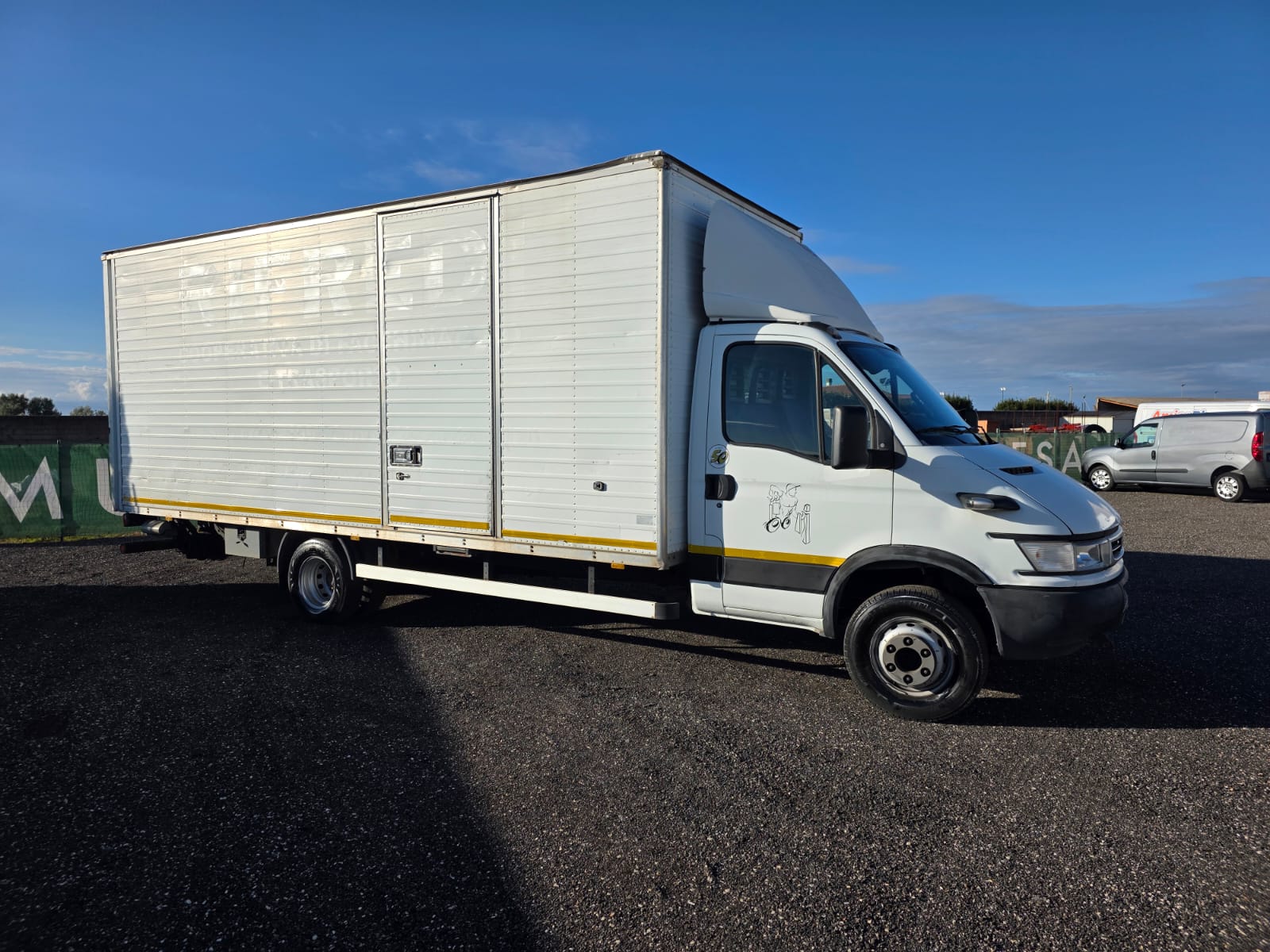 Furgone Iveco Daily 60C14 bianco con cassa gran volume 6 metri e sponda idraulica