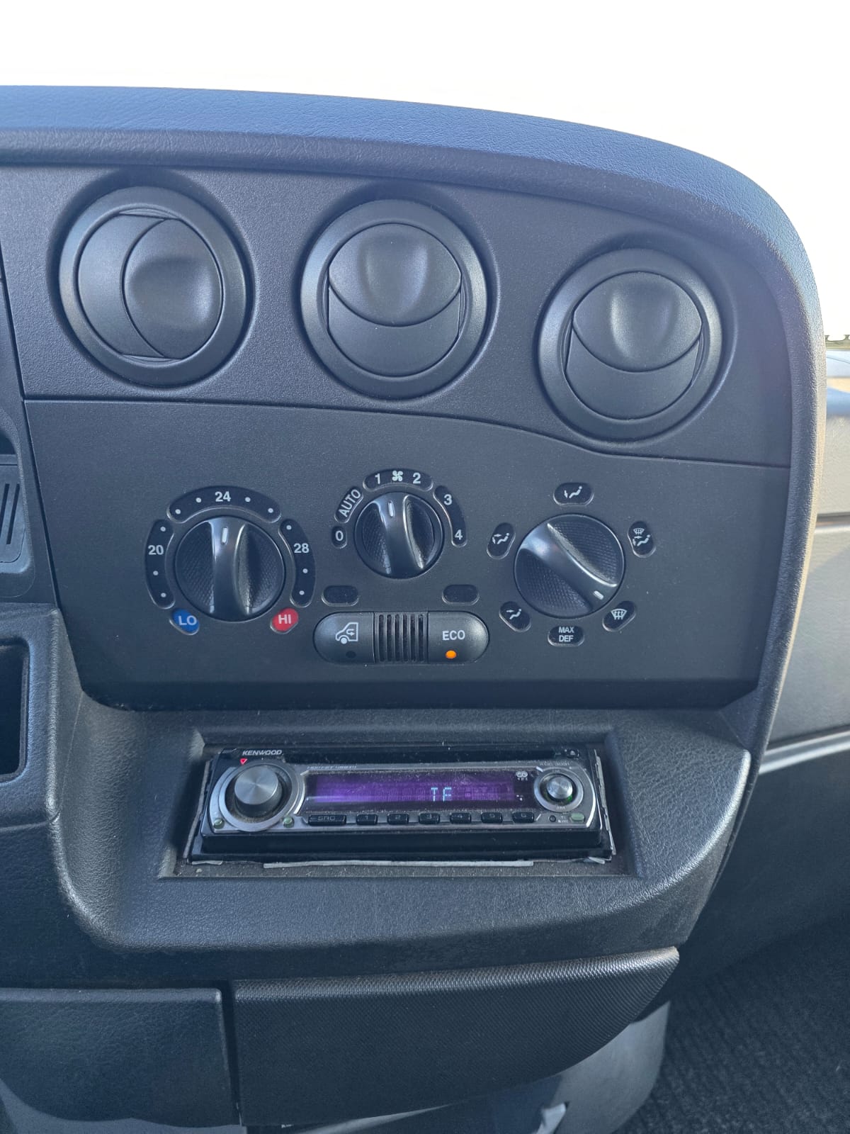 Furgone Iveco Daily 60C14 bianco con cassa gran volume 6 metri e sponda idraulica