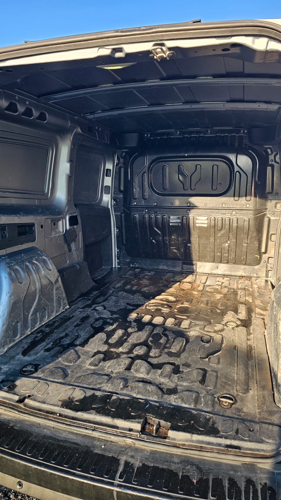 Furgone Fiat Doblò Maxi bianco a metano versione passo lungo