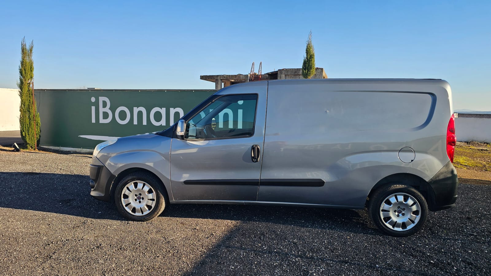 Furgone Fiat Doblò Maxi bianco a metano versione passo lungo