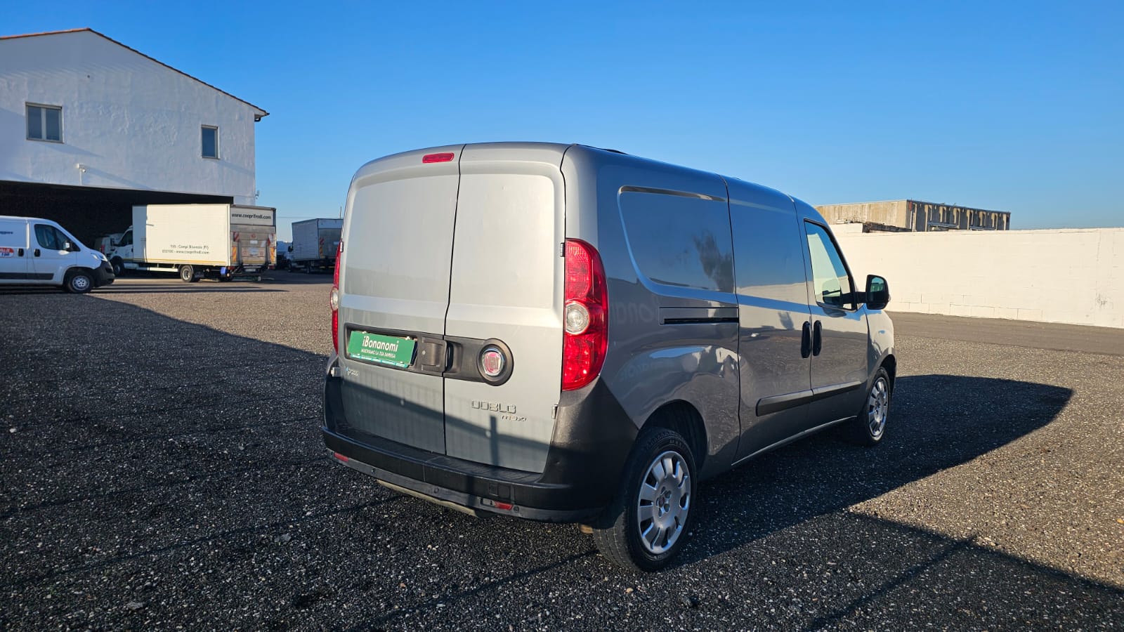 Furgone Fiat Doblò Maxi bianco a metano versione passo lungo