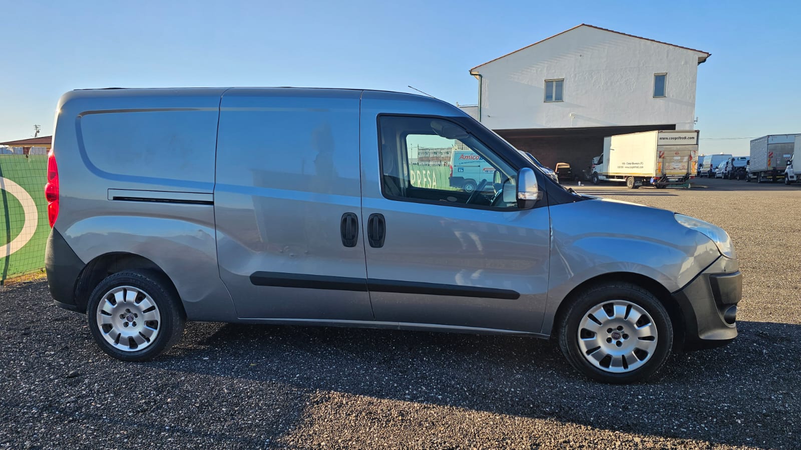 Furgone Fiat Doblò Maxi bianco a metano versione passo lungo