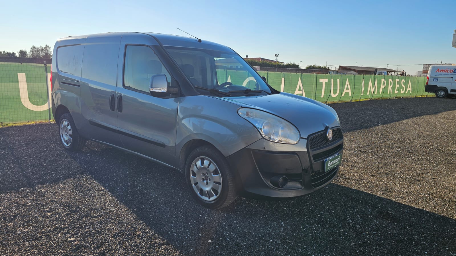 Furgone Fiat Doblò Maxi bianco a metano versione passo lungo