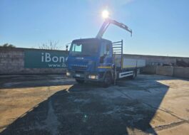 Autocarro Iveco Eurocargo 100E18 blu con gru Bonfiglioli e cassone fisso