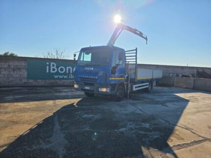 Autocarro Iveco Eurocargo 100E18 blu con gru Bonfiglioli e cassone fisso