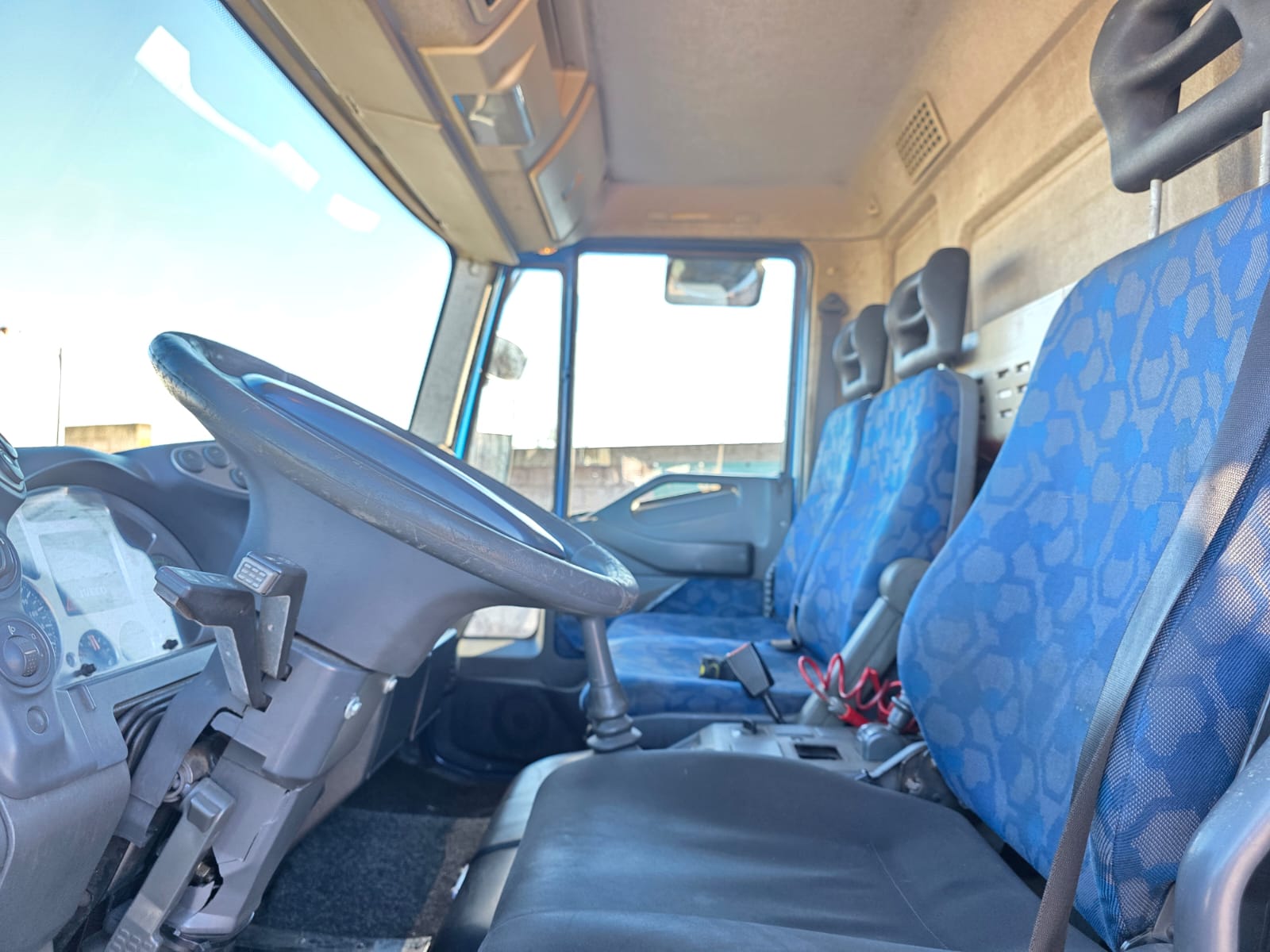Eurocargo 100E18 blu con gru Bonfiglioli e cassone fisso