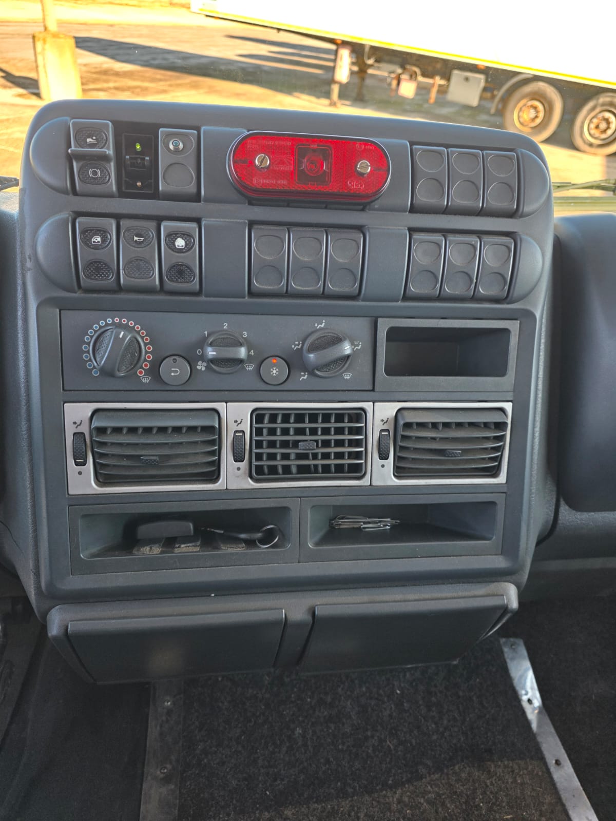 Eurocargo 100E18 blu con gru Bonfiglioli e cassone fisso