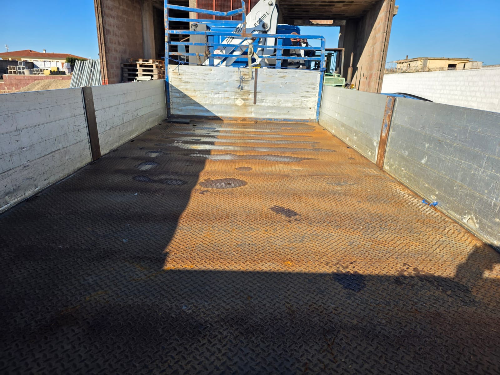 Eurocargo 100E18 blu con gru Bonfiglioli e cassone fisso