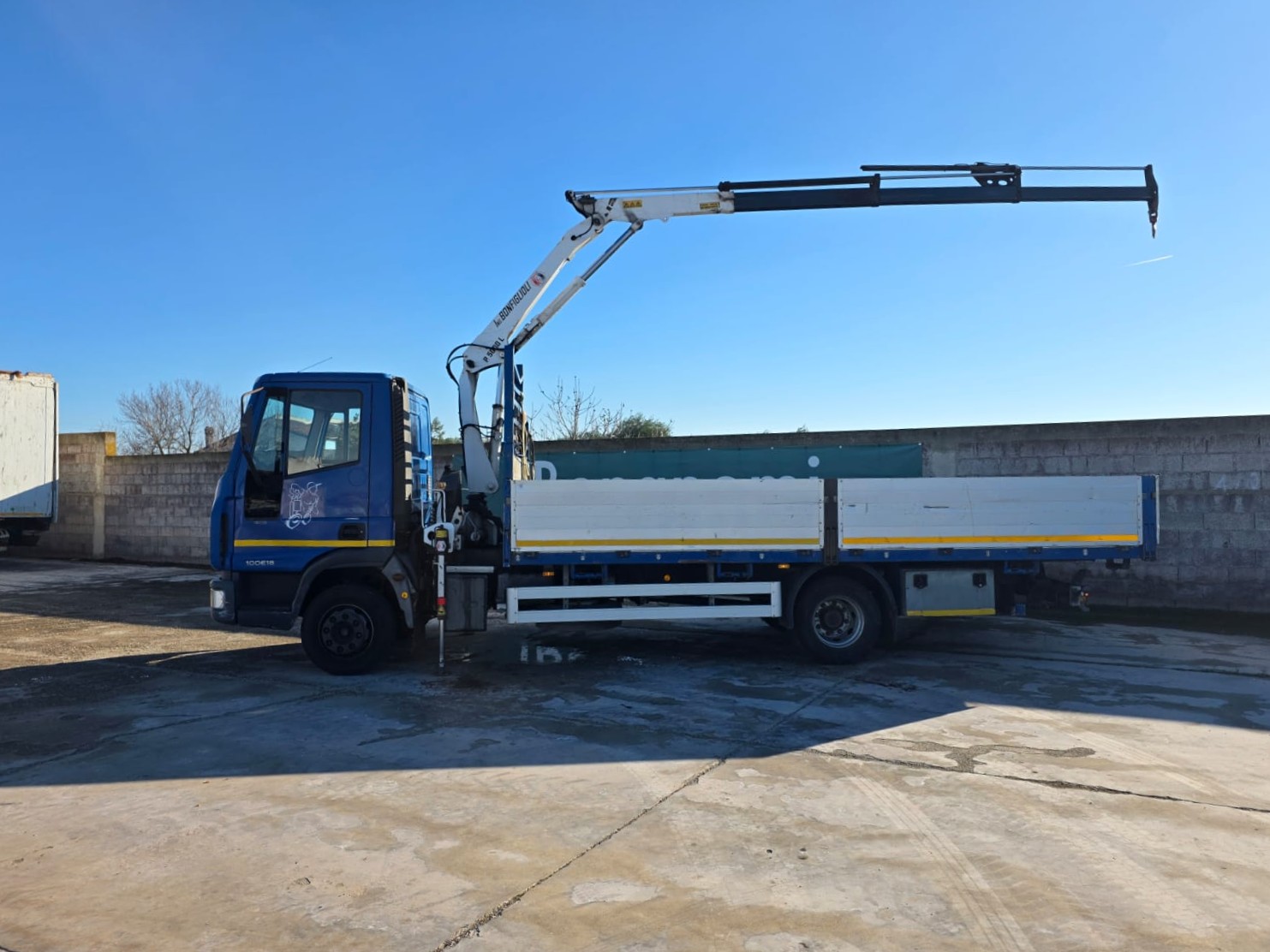 Eurocargo 100E18 blu con gru Bonfiglioli e cassone fisso