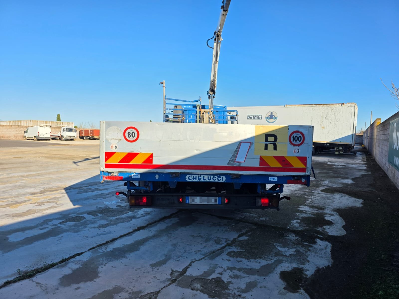 Eurocargo 100E18 blu con gru Bonfiglioli e cassone fisso