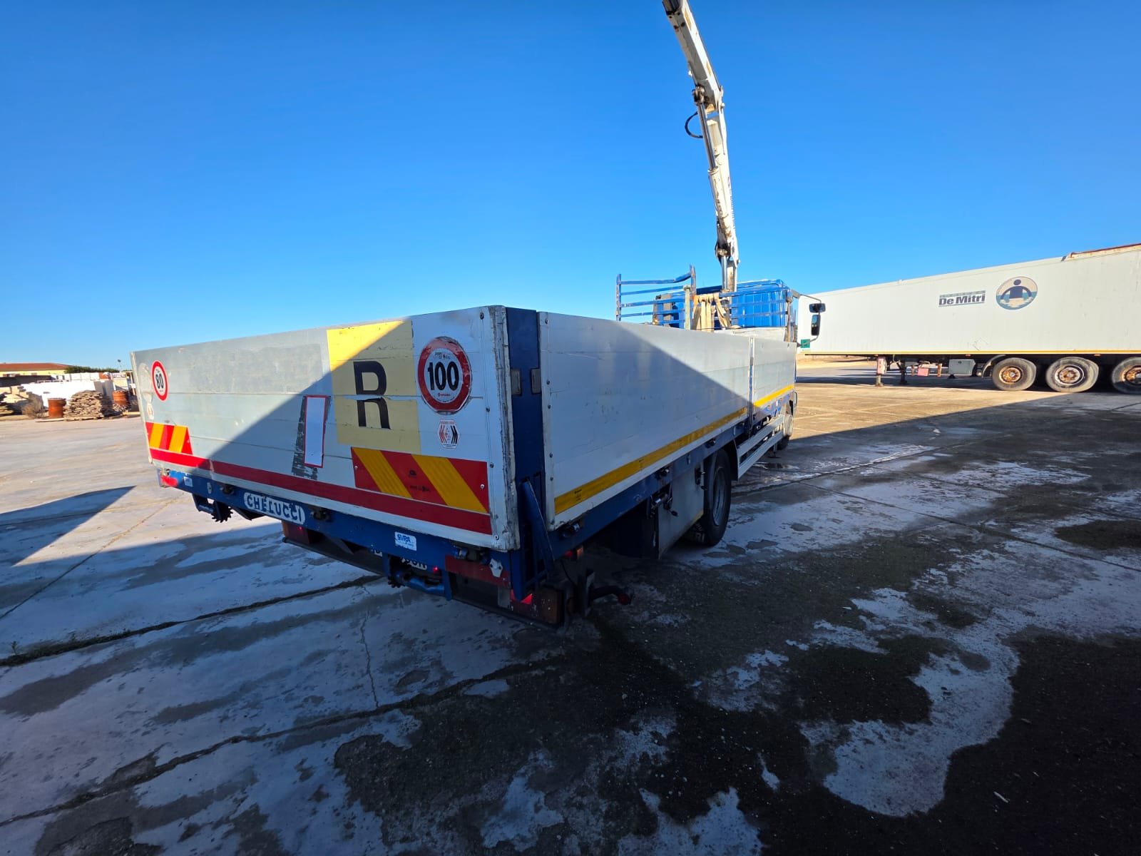 Eurocargo 100E18 blu con gru Bonfiglioli e cassone fisso