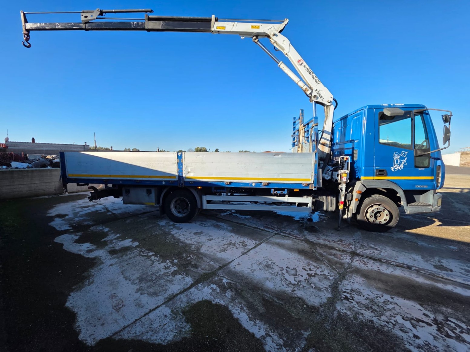 Eurocargo 100E18 blu con gru Bonfiglioli e cassone fisso