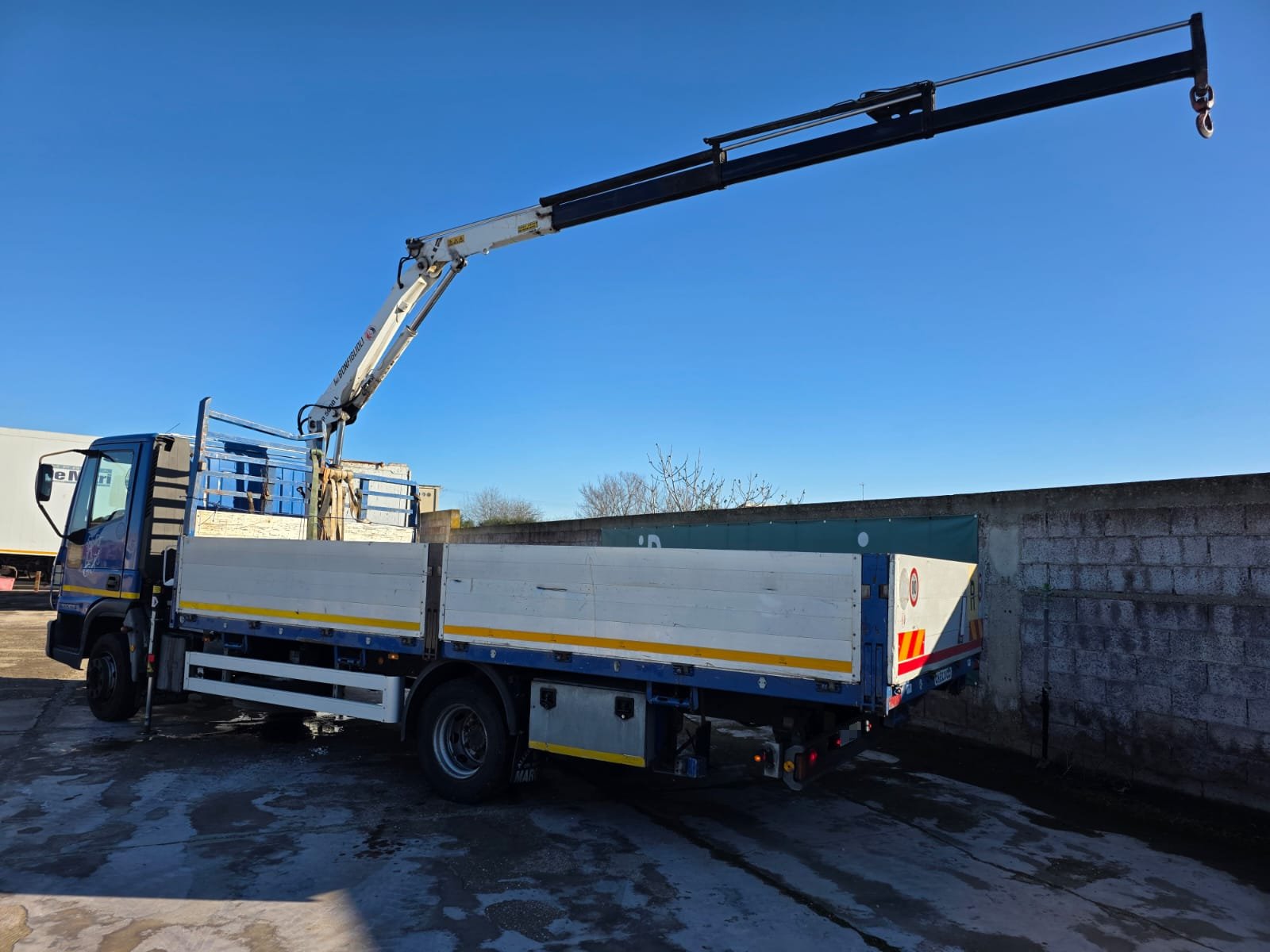 Eurocargo 100E18 blu con gru Bonfiglioli e cassone fisso