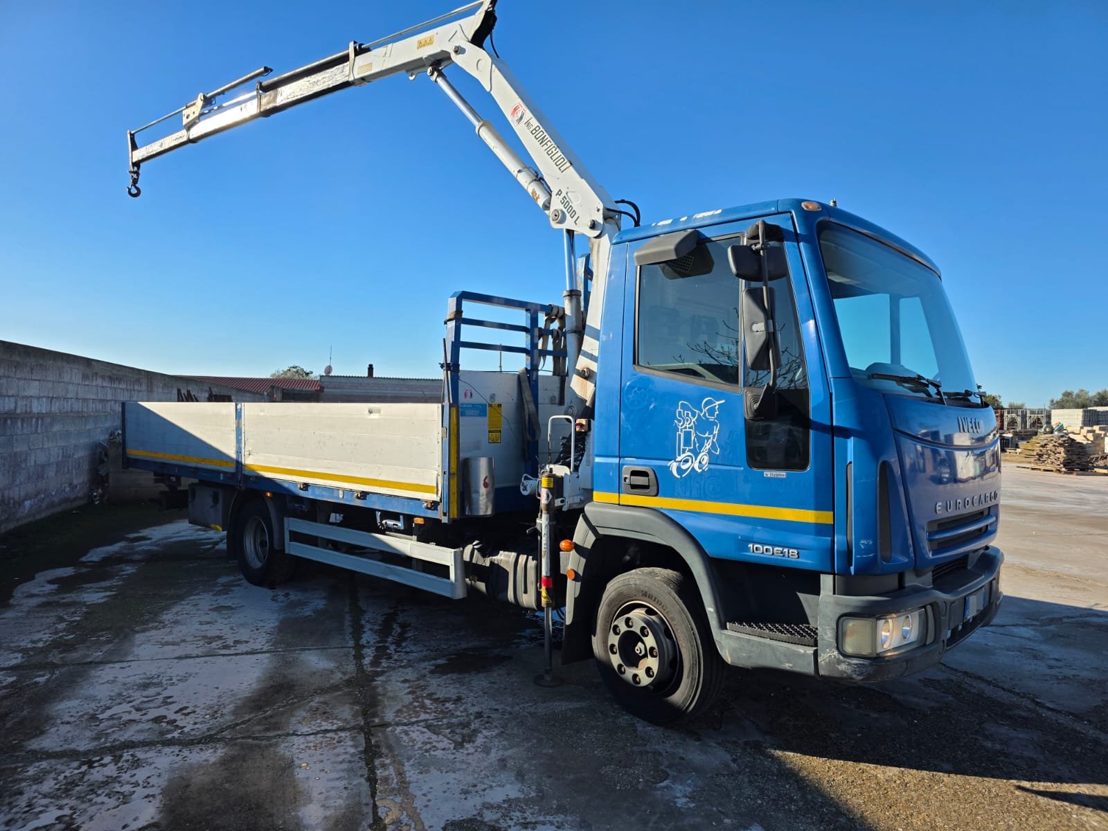 Eurocargo 100E18 blu con gru Bonfiglioli e cassone fisso