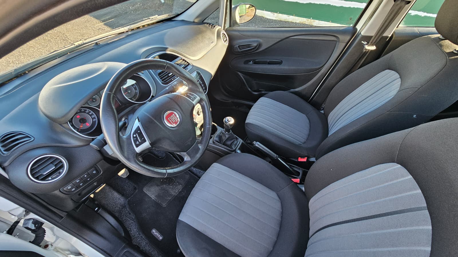 Fiat Punto autocarro bianca omologata N1 con 4 posti a sedere