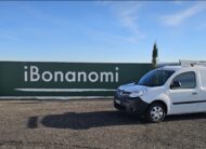 Renault Kangoo officina mobile bianco con scaffalature interne e banco morsa