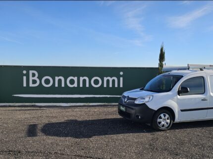 Renault Kangoo officina mobile bianco con scaffalature interne e banco morsa