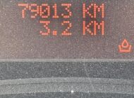 Renault Kangoo officina mobile bianco con scaffalature interne e banco morsa