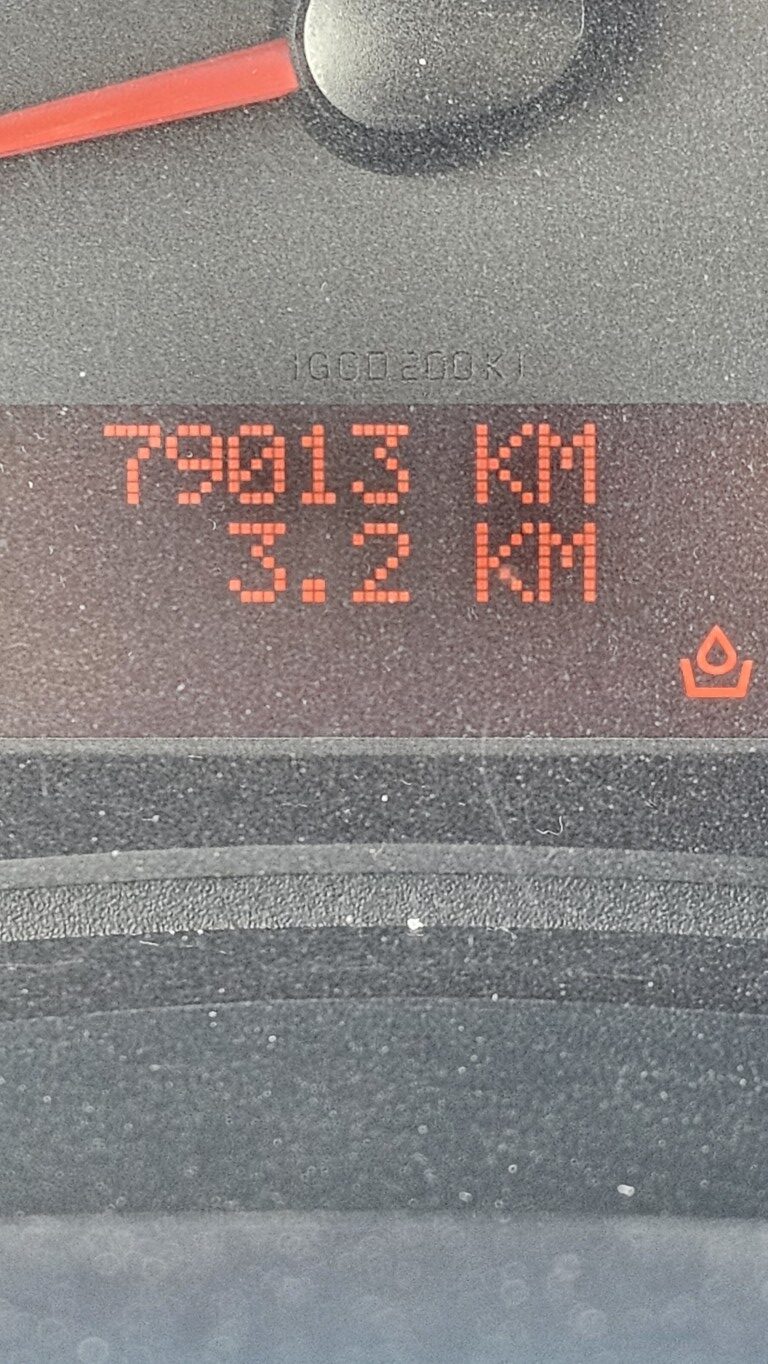 Renault Kangoo officina mobile bianco con scaffalature interne e banco morsa