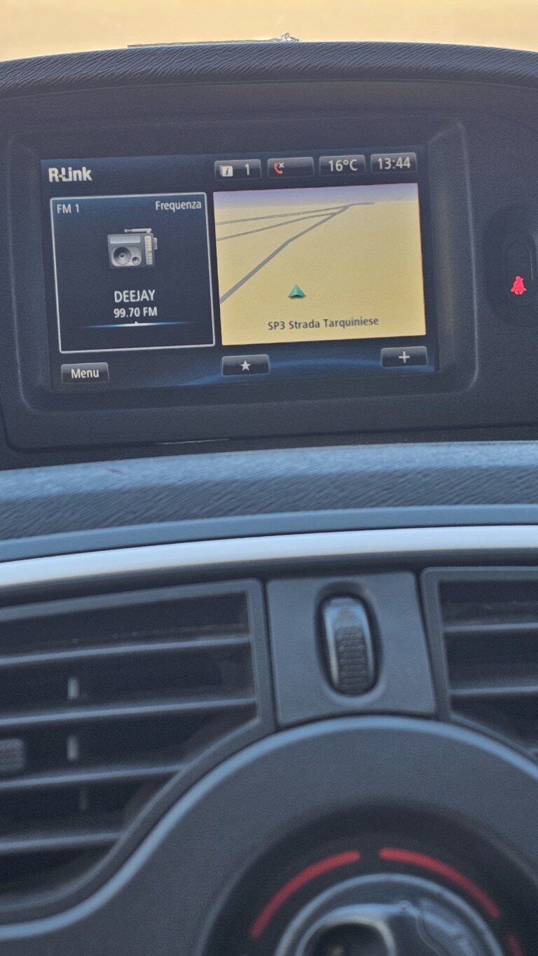 Renault Kangoo officina mobile bianco con scaffalature interne e banco morsa