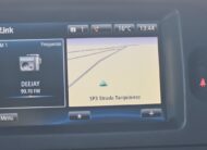 Renault Kangoo officina mobile bianco con scaffalature interne e banco morsa