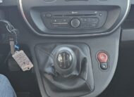 Renault Kangoo officina mobile bianco con scaffalature interne e banco morsa