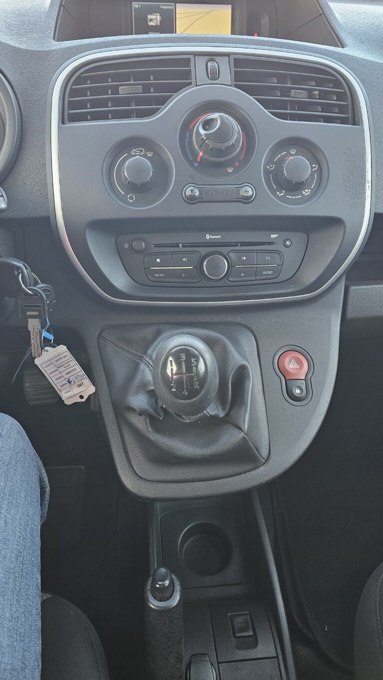 Renault Kangoo officina mobile bianco con scaffalature interne e banco morsa