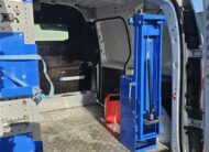 Renault Kangoo officina mobile bianco con scaffalature interne e banco morsa