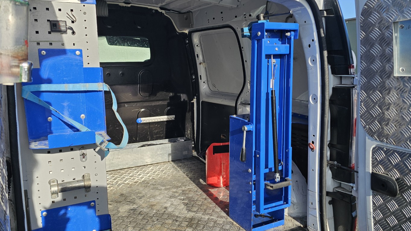Renault Kangoo officina mobile bianco con scaffalature interne e banco morsa
