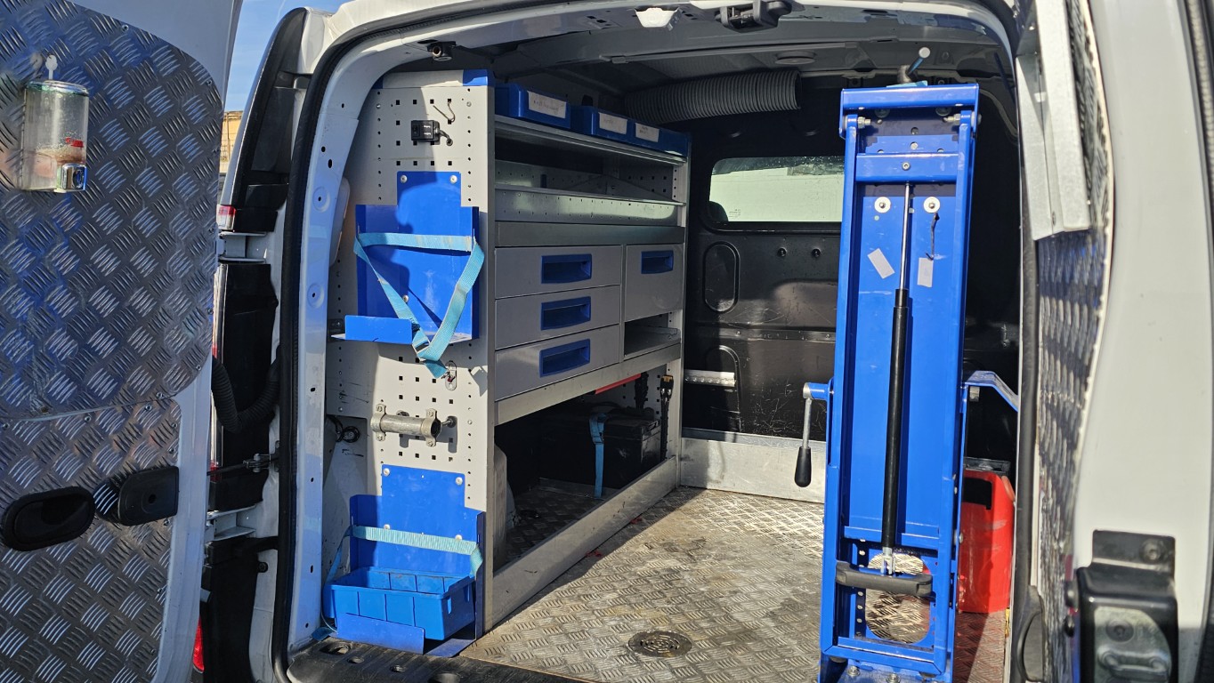 Renault Kangoo officina mobile bianco con scaffalature interne e banco morsa