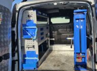 Renault Kangoo officina mobile bianco con scaffalature interne e banco morsa