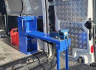 Renault Kangoo officina mobile bianco con scaffalature interne e banco morsa