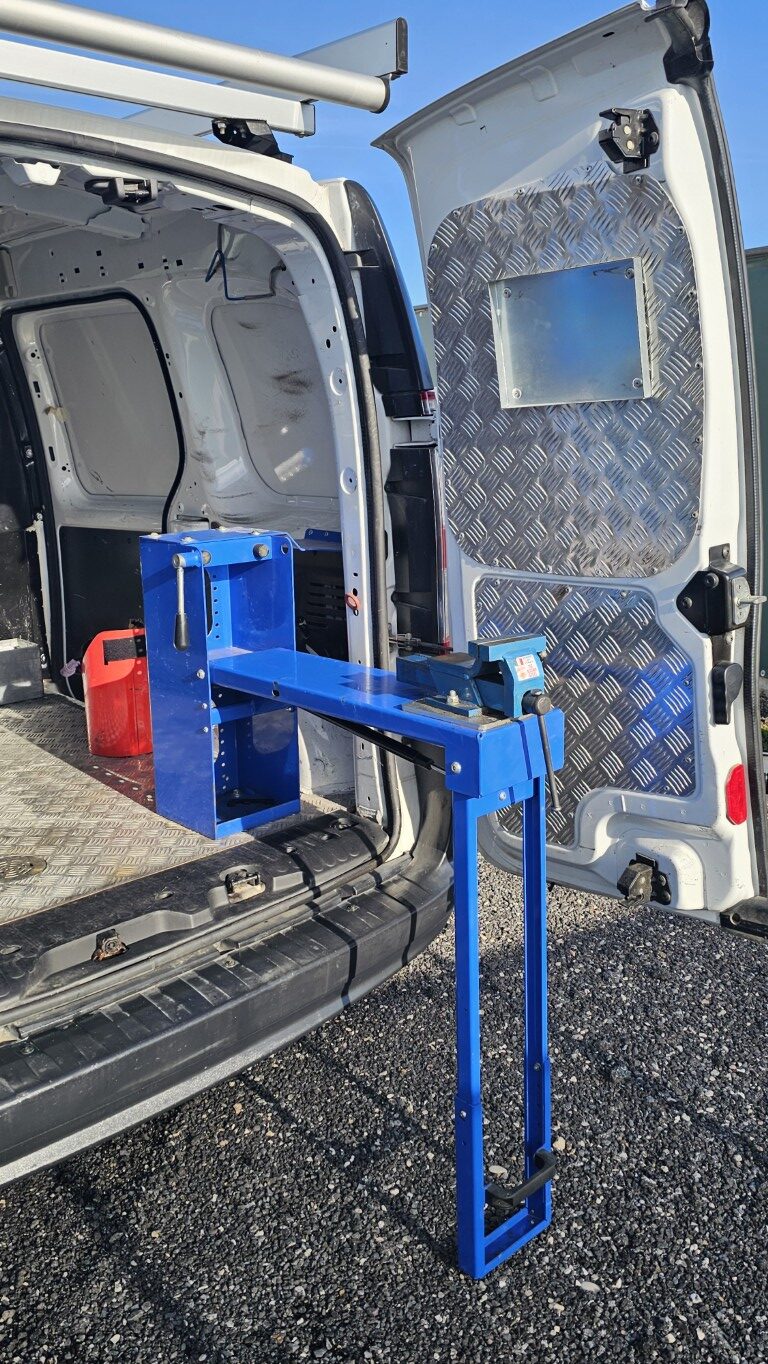 Renault Kangoo officina mobile bianco con scaffalature interne e banco morsa