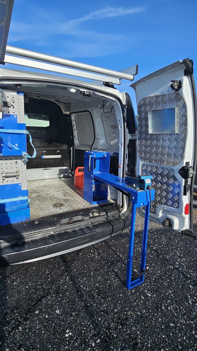 Renault Kangoo officina mobile bianco con scaffalature interne e banco morsa