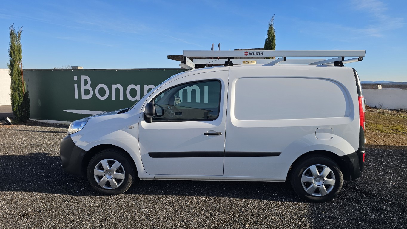 Renault Kangoo officina mobile bianco con scaffalature interne e banco morsa
