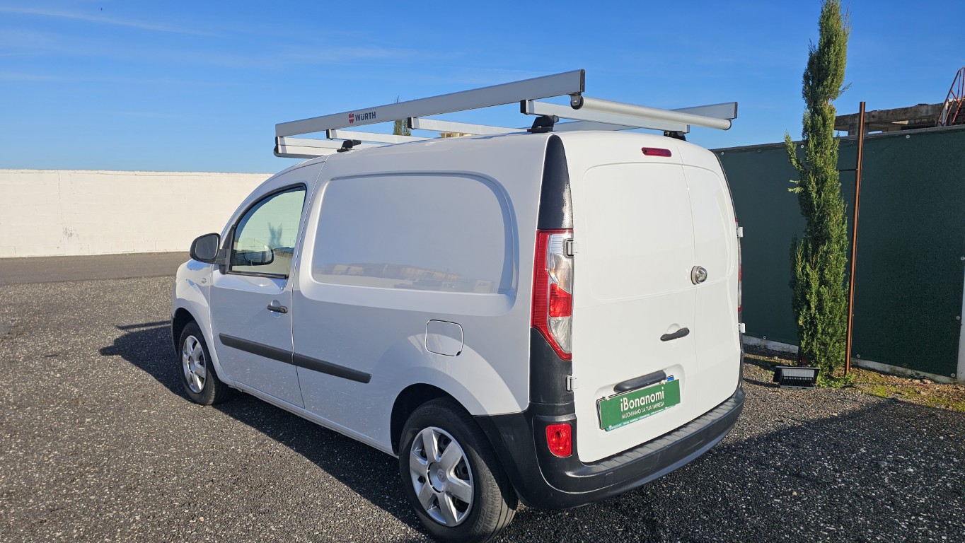 Renault Kangoo officina mobile bianco con scaffalature interne e banco morsa