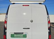 Renault Kangoo officina mobile bianco con scaffalature interne e banco morsa