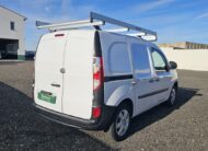 Renault Kangoo officina mobile bianco con scaffalature interne e banco morsa