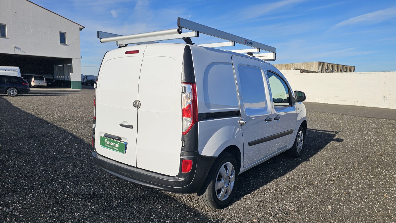 Renault Kangoo officina mobile bianco con scaffalature interne e banco morsa